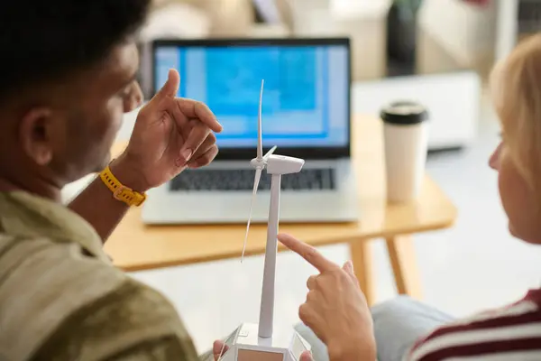 Ingenieur Toont Plastic Model Legt Vrouw Uit Hoe Windturbine Werkt Stockfoto