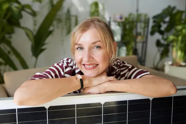Retrato Mujer Alegre Apoyada Panel Solar Que Compró Imagen de archivo