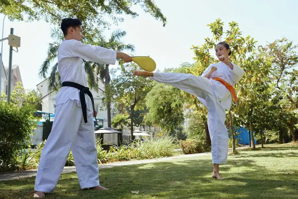 Taekwondo Athlete Kicking Pad Practicing High Kick — Stock Photo, Image