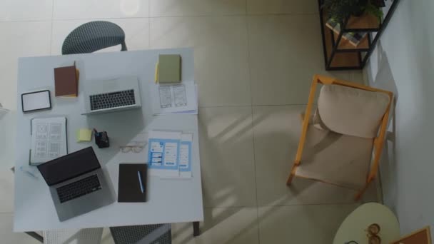 拥有笔记本电脑 数码平板电脑和桌上文件的It专家的工作场所自顶向下视图 — 图库视频影像