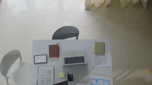 Непосредственно Над Просмотром Ноутбуков Планшетных Компьютеров Документов Рабочем Столе Офиса — стоковое видео