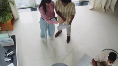 Girişimcilik ofisinde çalışan çeşitli genç geliştiricilerin üst görünümü