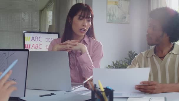 Pan Shot Joven Mujer Asiática Discutiendo Con Negro Compañero Trabajo — Vídeos de Stock
