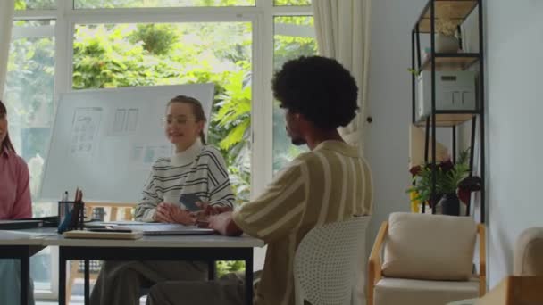 Masada Oturup Rahat Bir Ofiste Çalışmaktan Bahseden Çok Irklı Çalışanların — Stok video