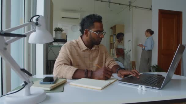 亚洲程序员在办公室开发个人电脑和膝上型计算机应用的全景 — 图库视频影像
