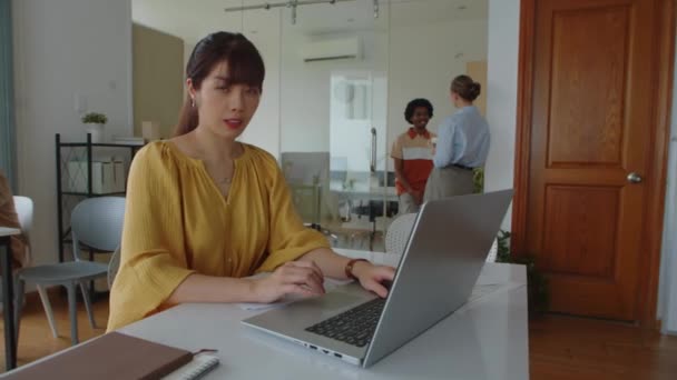 Ritratto Medio Allegra Dipendente Femminile Che Utilizza Computer Portatile Senza — Video Stock