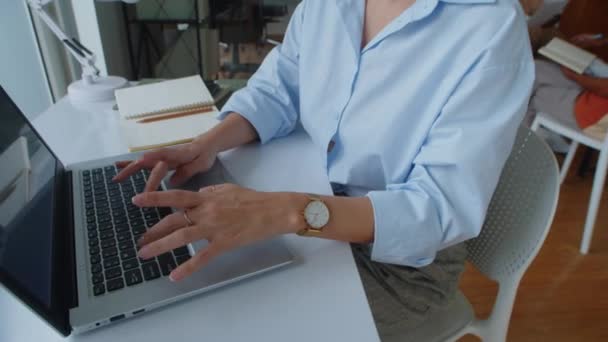 사무실에서 노트북을 이메일을 코카서스 매니저의 휴대용 — 비디오