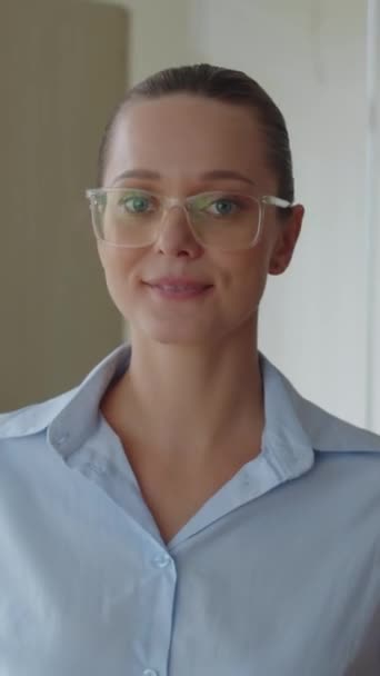 Függőleges Portré Kaukázusi Női Alkalmazott Szemüvegben Nézi Kamera Irodában — Stock videók