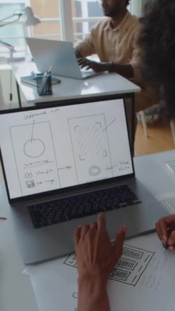 Вертикальний Знімок Чорного Графічного Дизайнера Працює Інтерфейсі Мобільного Додатку Використанням — стокове відео