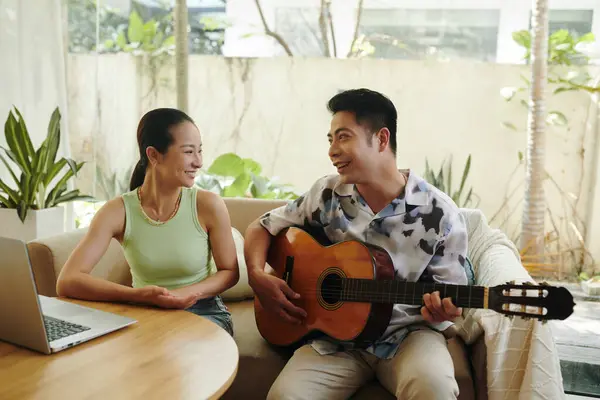 微笑的越南人为他的女朋友弹奏吉他 — 图库照片
