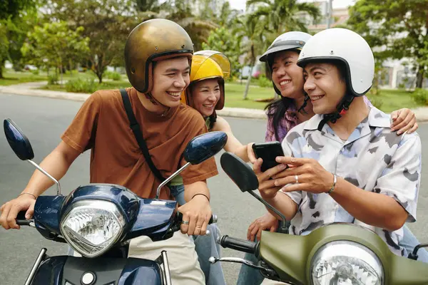 Jóvenes Discutiendo Mapa Teléfono Inteligente Cuando Discuten Dónde Montar Motocicletas —  Fotos de Stock