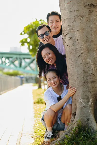 Uśmiechnięci Przyjaciele Chowający Się Drzewem Nabrzeżu Rzeki — Zdjęcie stockowe