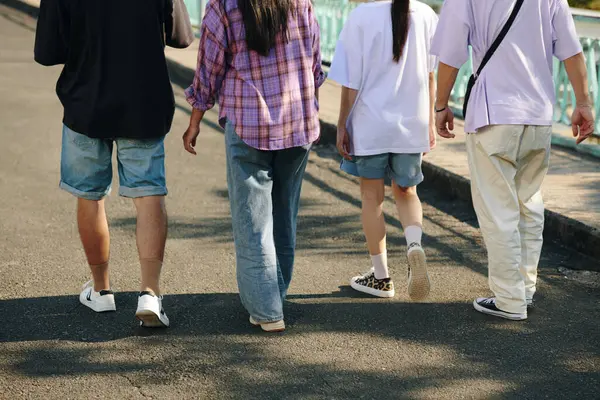 Ritaglia Immagine Dei Giovani Che Camminano Strada — Foto Stock