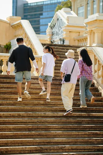 Gençler Şehir Merkezini Keşfederken Merdivenlerden Çıkıyorlar - Stok İmaj