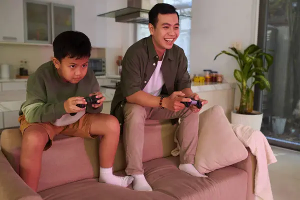 Babasıyla Video Oyunları Oynayan Azimli Vietnamlı Çocuk — Stok fotoğraf