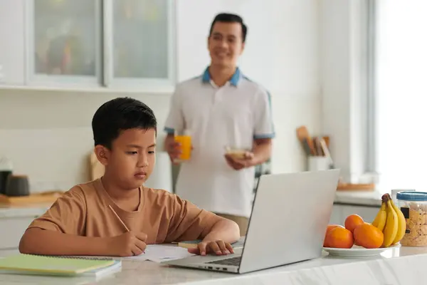 Vietnamlı Okul Çocuğu Dizüstü Bilgisayarda Eğitim Videosu Izliyor Ödev Yapıyor Telifsiz Stok Fotoğraflar