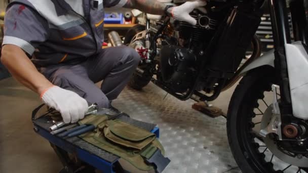 Luta Upp Skott Reparation Center Specialist Fastställande Trasig Motorcykel Kunden — Stockvideo