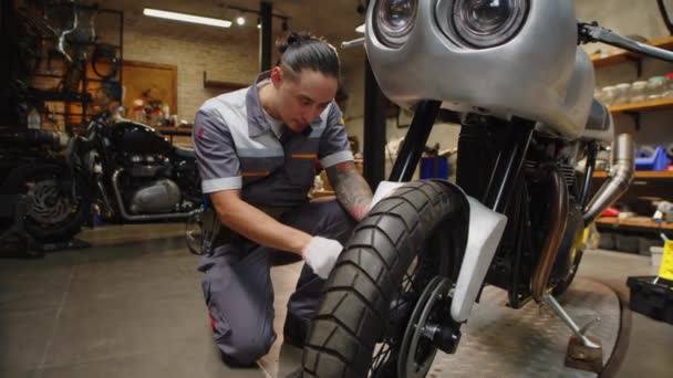 Brett Skott Glada Reparatör Undersöker Hjul Motorcykel Och Vänder Sig — Stockvideo