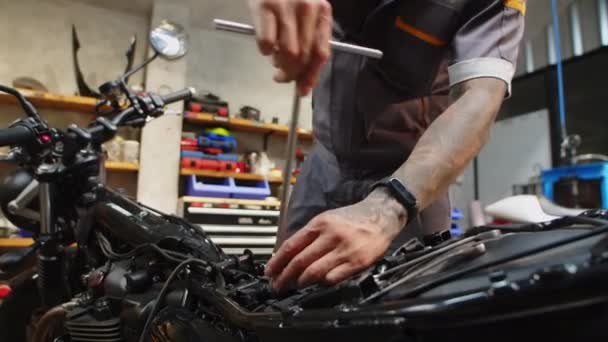 Cropped Shot Unrecognizable Mechanic Using Valve Adjusting Wrench Motorbike Engine — Stock Video