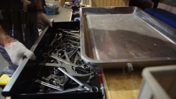 Recortado Tiro Mecánica Irreconocible Preparando Instrumentos Mientras Trabaja Garaje — Vídeos de Stock