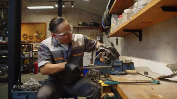 均一で多文化なメカニックの中型ショットとゴーグル研削器センターの修理 — ストック動画