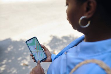 Haritada mobil uygulama üzerinden taksi takip eden kadın