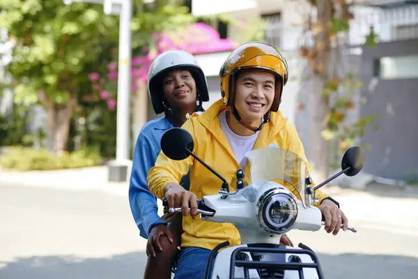 笑着做摩托车司机的越南人的画像 — 图库照片