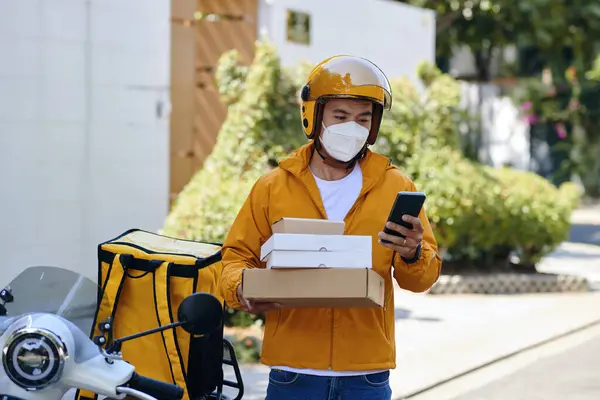 Courier Wearing Face Mask Delivering Food Customer — Stock Photo, Image