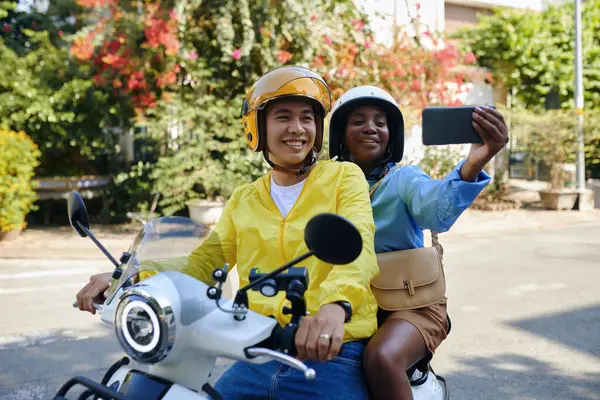 Szczęśliwy Motocykl Taksówka Pasażer Filmowanie Vlog Podczas Jazdy Zdjęcia Stockowe bez tantiem
