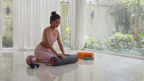 Breed Schot Van Jonge Aziatische Gen Sportvrouw Uitrollen Yoga Mat — Stockvideo