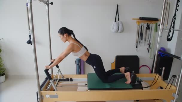 室内特种装备运动训练核心肌肉女运动员侧视图 — 图库视频影像