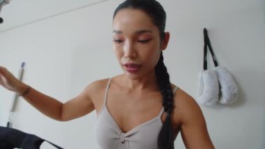 Bayan müşterinin özel ekipmanlar üzerinde antrenman yaparken çekilen çekimini azalt.