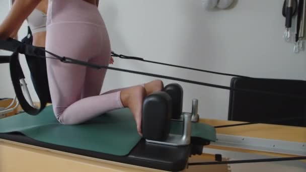 Incline Tiro Atleta Feminino Realizando Exercícios Alongamento Braço Com Treinador — Vídeo de Stock