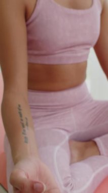 Nilüfer pozisyonunda meditasyon yapan dişinin dikey eğilimi evde yoga yapıyor.