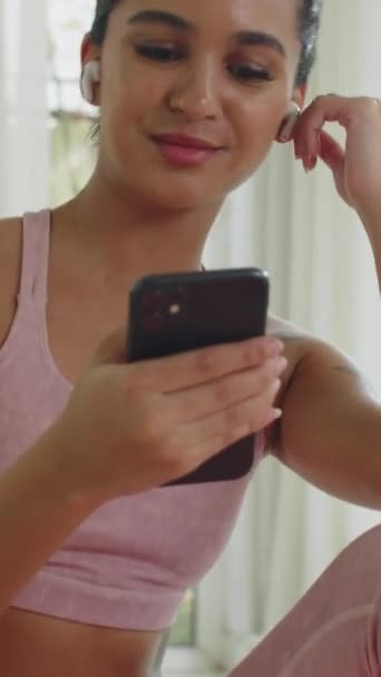 Vertikale Neigung Einer Positiven Frau Die Kopfhörer Trägt Während Sie — Stockvideo