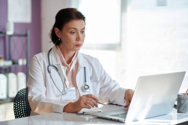 Doktor hastanın video çağrısına cevap veriyor, teletıp hizmeti kavramı