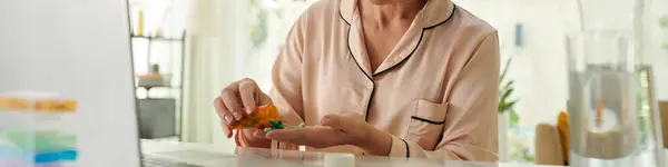 病気の女性が抗生物質を服用しているWebバナー ストックフォト