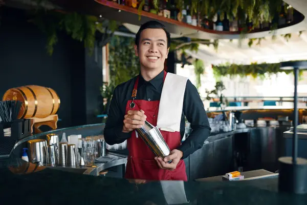 Bartender Använder Shaker När Gör Cocktails För Gäster Stockbild