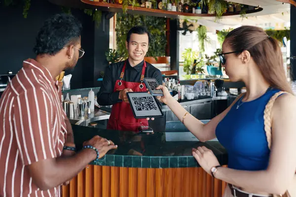 Mulher Digitalizando Código Pagar Por Ordem Restaurante — Fotografia de Stock