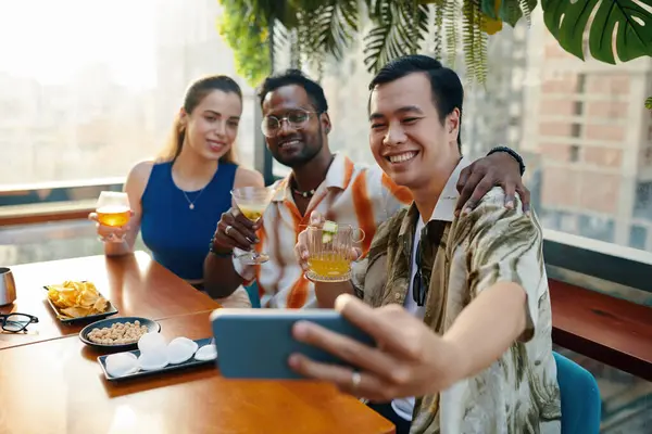 Umarmung Mit Freunden Beim Selfie Trinken Von Cocktails Der Dachbar Stockfoto