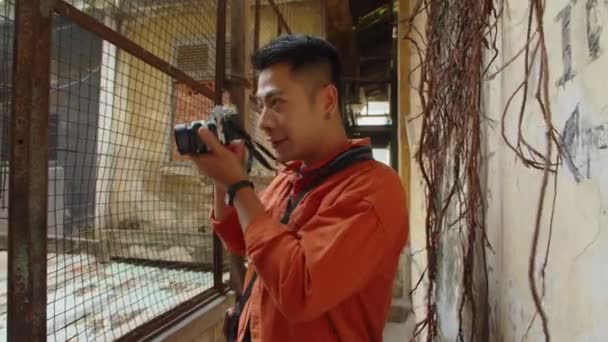 Asyalı Blogcu Terk Edilmiş Yerleri Fotoğraflıyor Kameraya Gülümsüyor — Stok video