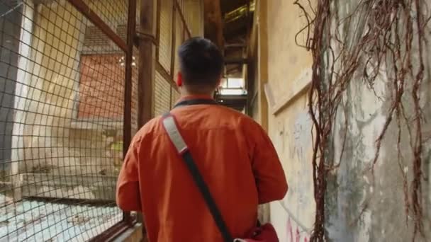 Asyalı Gazetecinin Şehirdeki Çürüyen Evlerin Fotoğraflarını Çekerken Görüntüyü Kaldır — Stok video