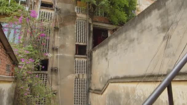 Съемка Старой Жилой Городской Застройки Растениями Балконах Людей Вокруг — стоковое видео