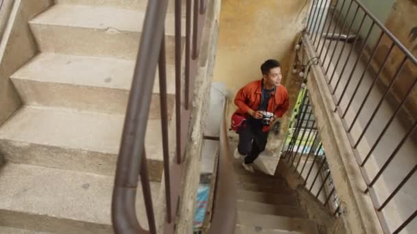 Asyalı Adamın Terk Edilmiş Yerlerde Gezinip Blogu Için Fotoğraf Çekerken — Stok video