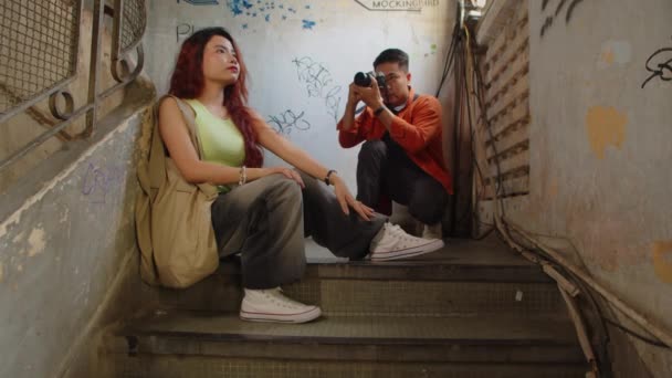 Merdivenlerde Oturan Terk Edilmiş Binada Fotoğrafçıya Poz Veren Genç Bir — Stok video