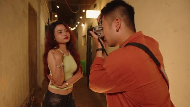 Medelstor Bild Manlig Fotograf Och Ung Asiatisk Kvinnlig Modell Möte — Stockvideo