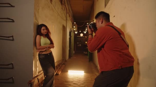 Середній Довгий Знімок Азіатської Моделі Позування Фотоапарата Довгому Коридорі Всередині — стокове відео