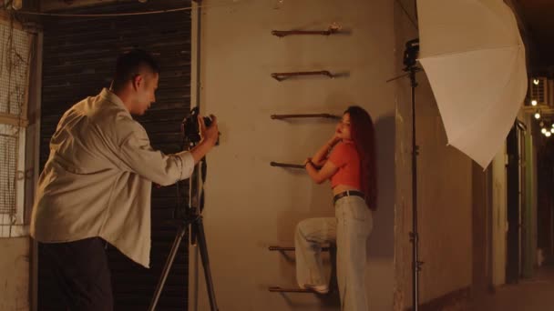 Terk Edilmiş Binanın Içinde Ayaklı Kamerayla Genç Bir Kadının Fotoğrafını — Stok video