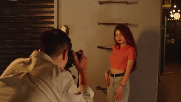 Genç Asyalı Bir Kadının Terk Edilmiş Evin Içinde Erkek Fotoğrafçıya — Stok video
