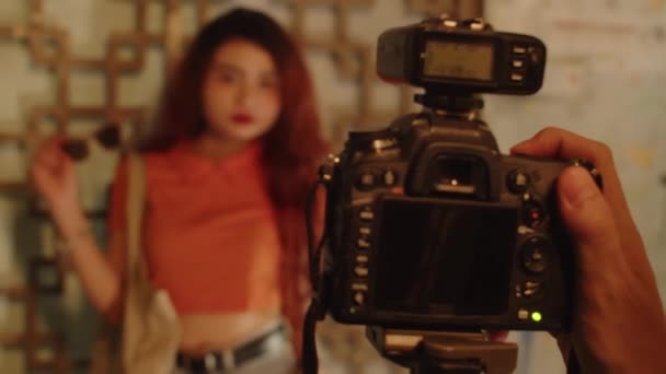 Rack Fokus För Hand Fotografen Tar Bilder Unga Asiatiska Modell — Stockvideo